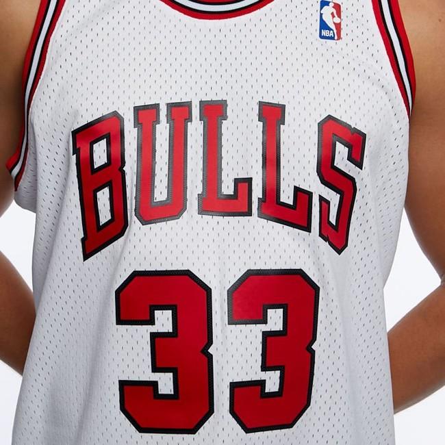 Mitchell & Ness Women's Chicago Bulls Scottie Pippen #33 NBA